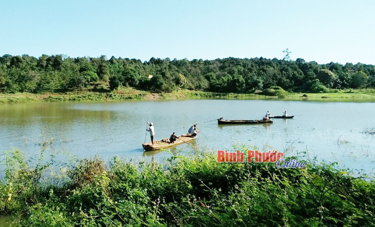 Bình Phước: Lật thuyền trên sông Lấp, 4 người tử vong Bình Phước: Lật thuyền trên sông Lấp, 4 người tử vong