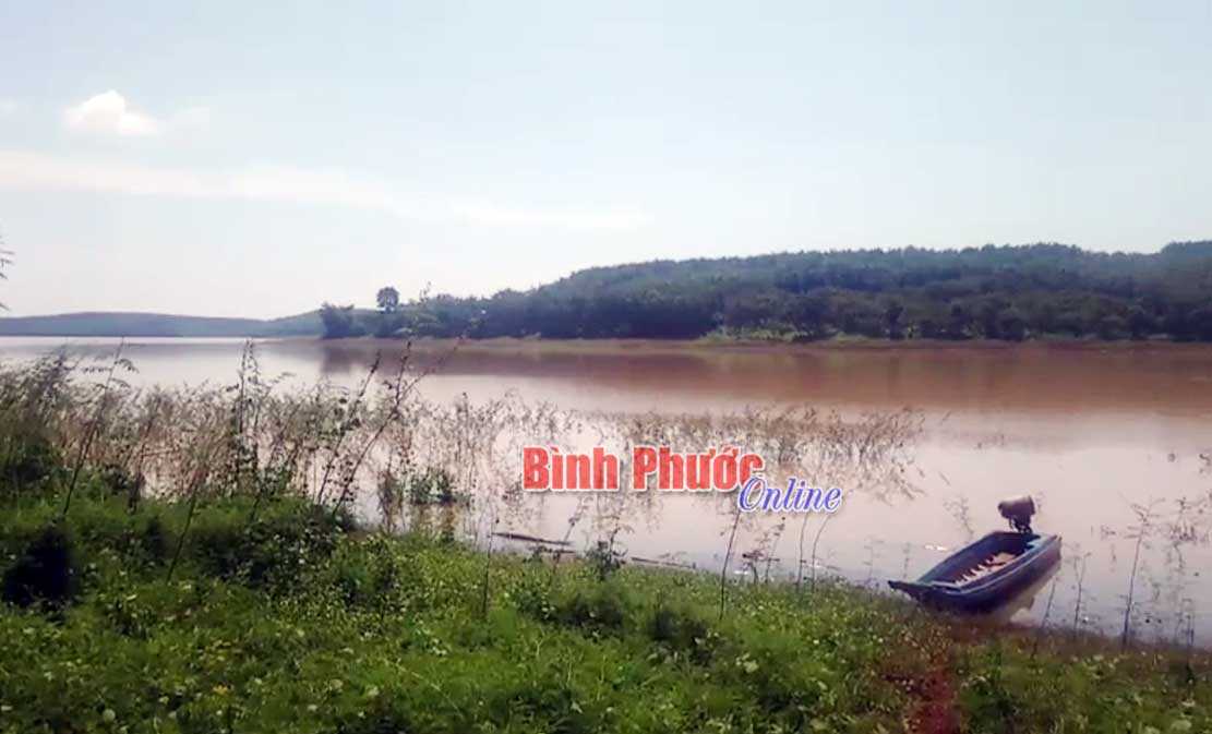 Lật thuyền trên hồ thủy điện, 1 người mất tích Lật thuyền trên hồ thủy điện, 1 người mất tích