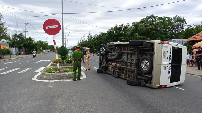 Tránh người tâm thần, xe khách bị lật Tránh người tâm thần, xe khách bị lật