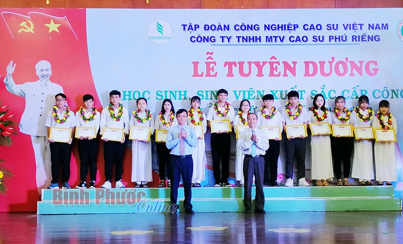 Cao su Phú Riềng tuyên dương 111 học sinh, sinh viên xuất sắc Cao su Phú Riềng tuyên dương 111 học sinh, sinh viên xuất sắc