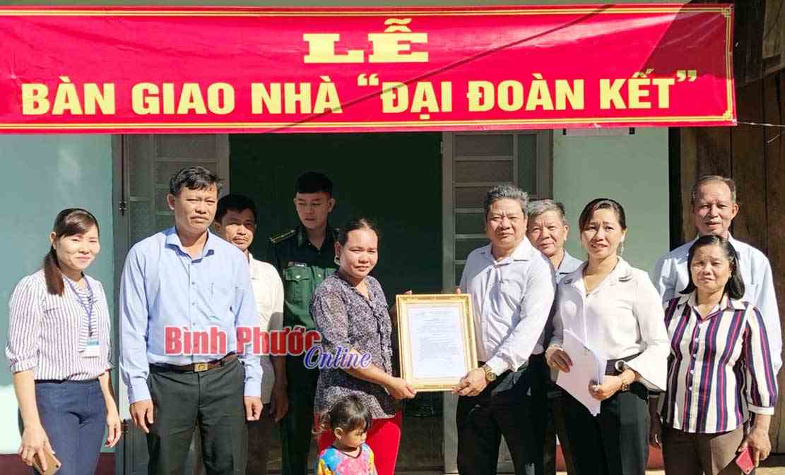 Bù Đốp bàn giao 2 nhà đại đoàn kết cho hộ nghèo Bù Đốp bàn giao 2 nhà đại đoàn kết cho hộ nghèo