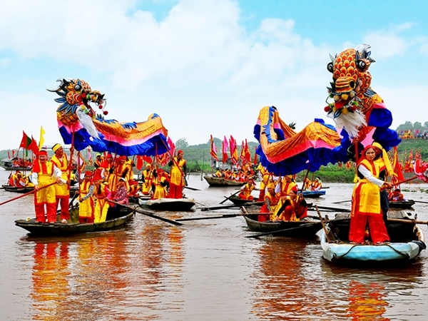 Vòng quanh mùa lễ hội rực rỡ tháng 4