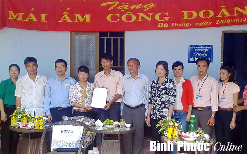 Liên đoàn Lao động tỉnh tặng 2 mái ấm công đoàn Liên đoàn Lao động tỉnh tặng 2 mái ấm công đoàn