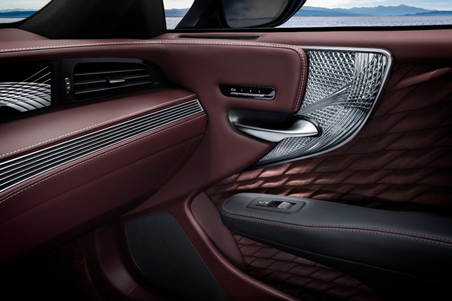 lexusls500h708032017020255.jpg
