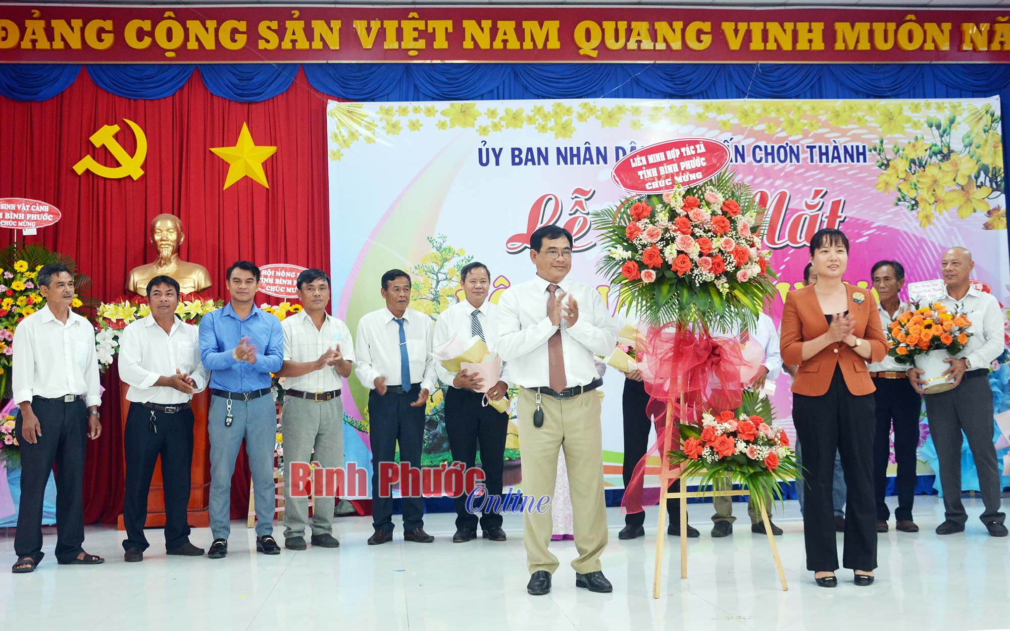 lien_minh_htx_tang_lang_hoa_chuc_mung_hoi_quan_10172101062022.jpg