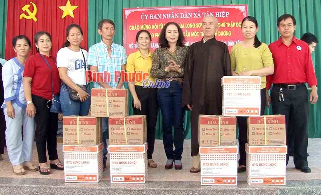 150 phần quà tặng đồng bào và học sinh khó khăn 150 phần quà tặng đồng bào và học sinh khó khăn