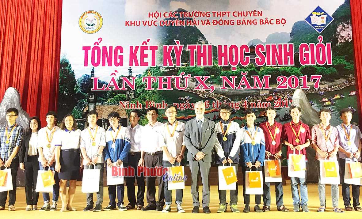Đoạt 44 giải, THPT chuyên Bình Long xếp thứ 10/40 trường chuyên Đoạt 44 giải, THPT chuyên Bình Long xếp thứ 10/40 trường chuyên
