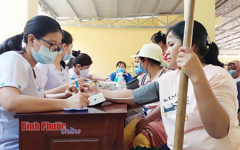 Lộc Ninh: 500 người được khám, cấp phát thuốc miễn phí Lộc Ninh: 500 người được khám, cấp phát thuốc miễn phí