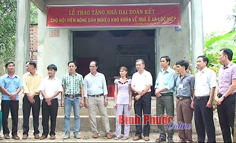 Lộc Ninh trao 72 căn nhà đại đoàn kết Lộc Ninh trao 72 căn nhà đại đoàn kết