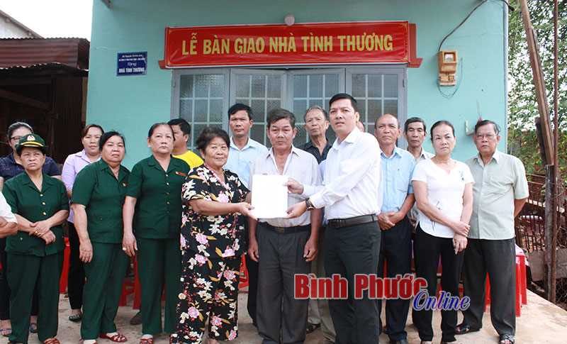 UBND thị trấn Lộc Ninh trao 2 nhà tình thường UBND thị trấn Lộc Ninh trao 2 nhà tình thường