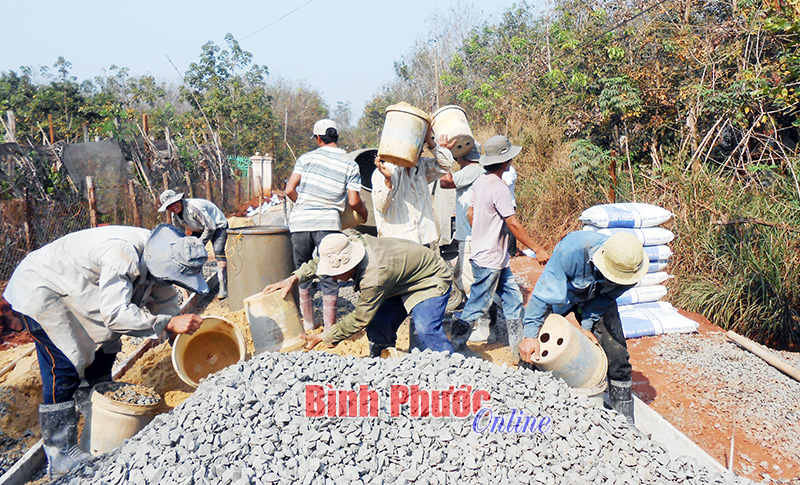 Lộc Ninh cần 8.000 tấn xi măng làm đường nông thôn mới Lộc Ninh cần 8.000 tấn xi măng làm đường nông thôn mới