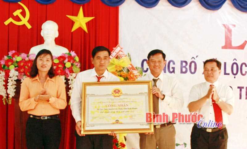 Lộc Thái đón bằng đạt chuẩn nông thôn mới Lộc Thái đón bằng đạt chuẩn nông thôn mới