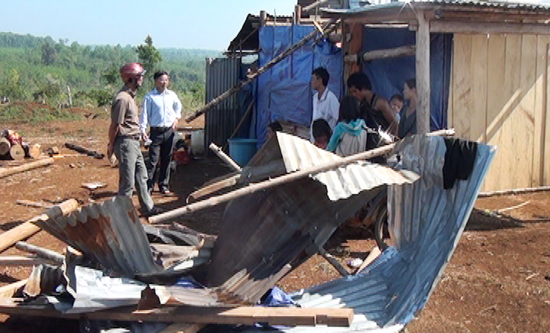 Lốc xoáy làm sập và tốc mái nhà 36 hộ dân Lốc xoáy làm sập và tốc mái nhà 36 hộ dân