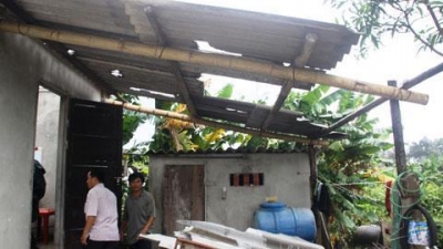 Lốc xoáy làm 29 nhà dân hư hỏng