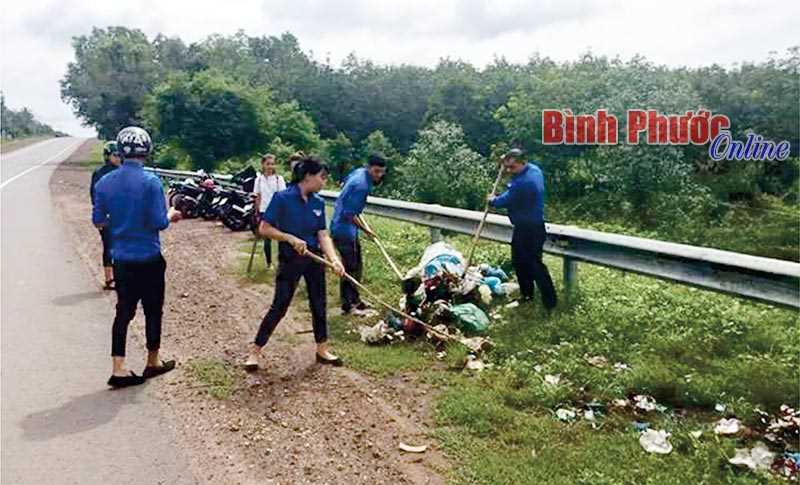 Rác khu vực cầu Lò Gạch đã được dọn sạch