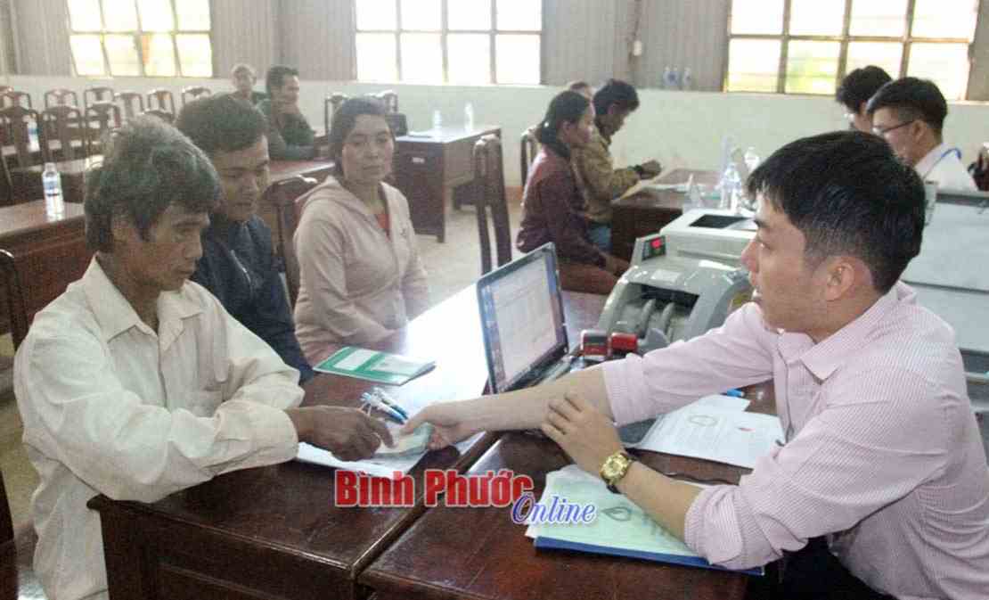 Long Hà phấn đấu giảm 33 hộ S’tiêng nghèo Long Hà phấn đấu giảm 33 hộ S’tiêng nghèo