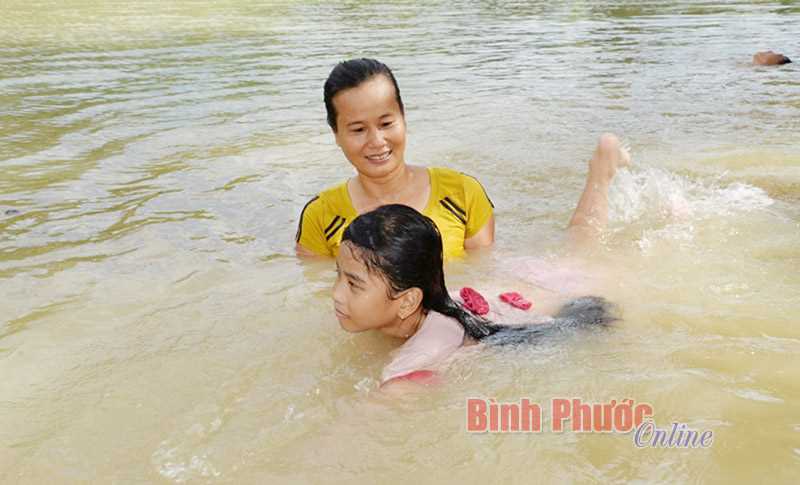 Lớp dạy bơi gia đình miễn phí Lớp dạy bơi gia đình miễn phí