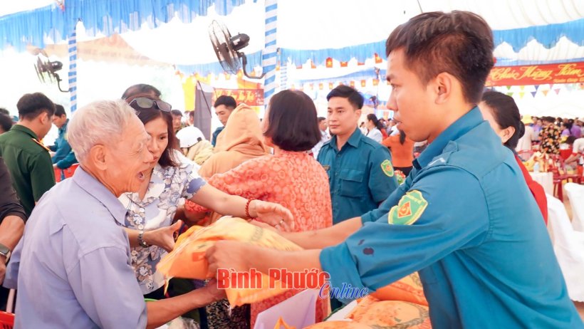 Lực lượng vũ trang Bình Long thi đua yêu nước