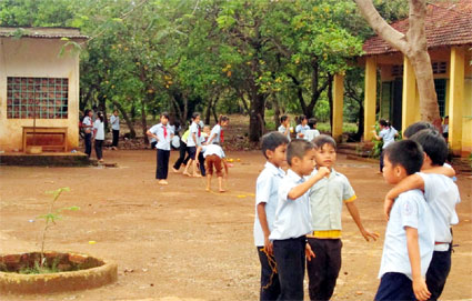 Giáo viên ở Bù Đăng 2 tháng mới được nhận lương Giáo viên ở Bù Đăng 2 tháng mới được nhận lương