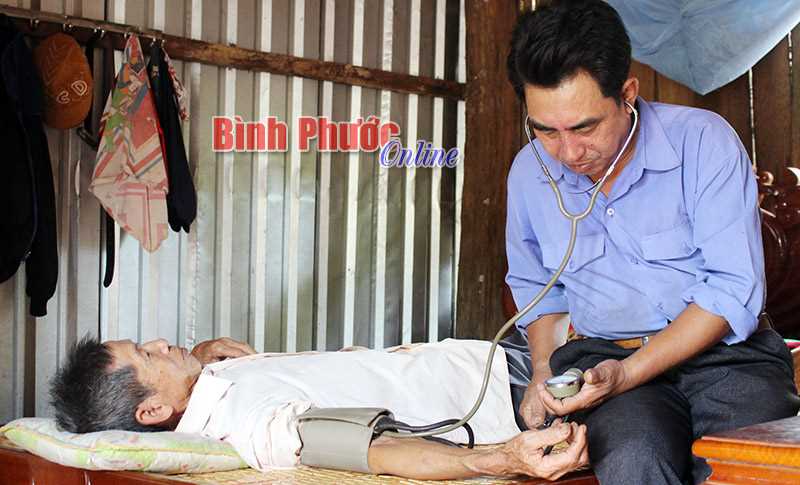 Lương y Đỗ Văn Kiểu tận tình với người bệnh Lương y Đỗ Văn Kiểu tận tình với người bệnh