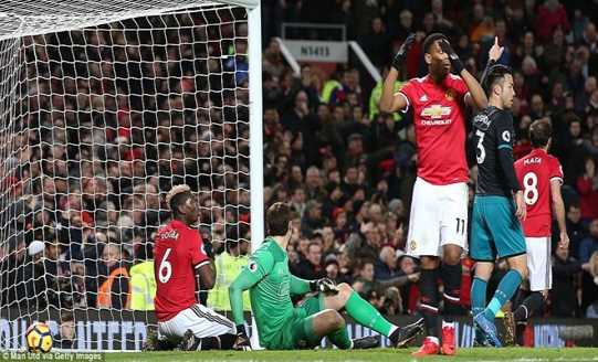 'Bất lực' trước Southampton, M,U bị đá khỏi tốp 2 Premier League