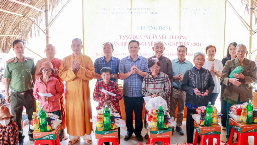 Mang tết đến đồng bào khó khăn Mang tết đến đồng bào khó khăn