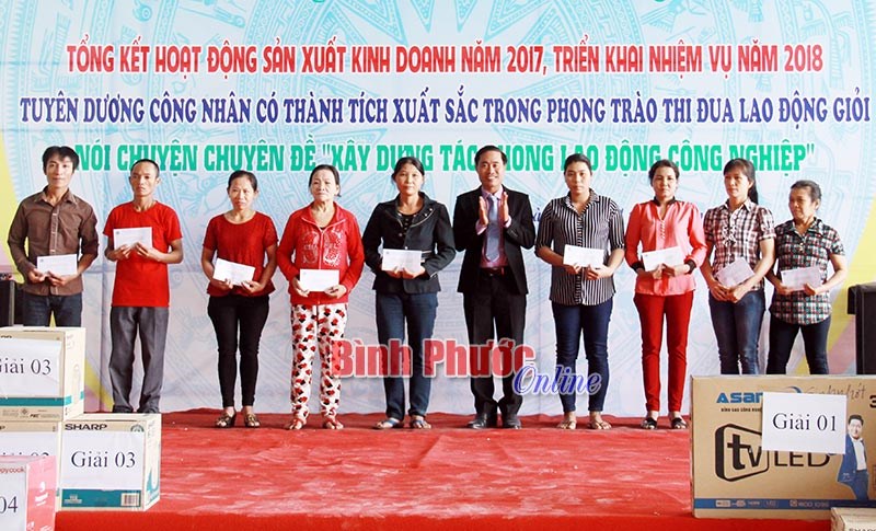 Mang xuân ấm đến công nhân Mang xuân ấm đến công nhân