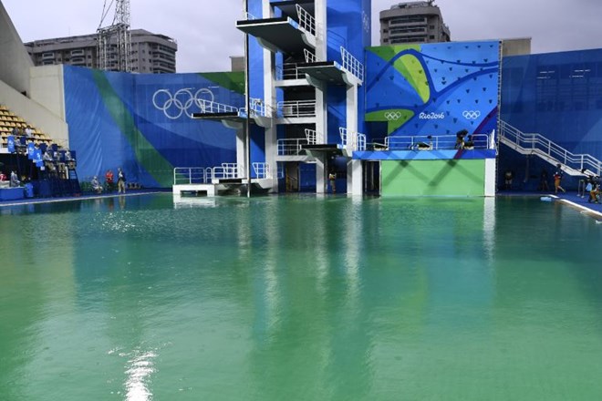 Sốc: Bể bơi phục vụ thi đấu Olympic bị đổ nhầm dung dịch hóa học