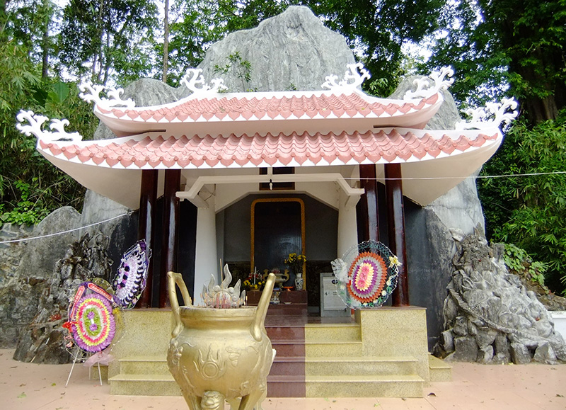 “Mặt trời trong lòng núi” và những hạt sạn “Mặt trời trong lòng núi” và những hạt sạn