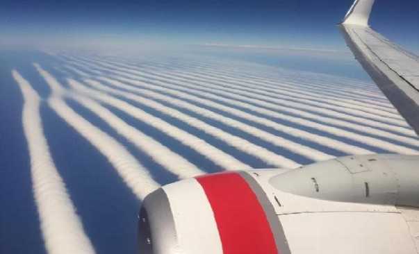 Những đường mây kẻ sọc thẳng tắp kỳ lạ trên bầu trời Australia Những đường mây kẻ sọc thẳng tắp kỳ lạ trên bầu trời Australia