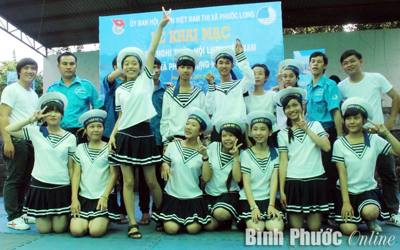 135 đoàn viên thi nghi thức hội và múa dân vũ 135 đoàn viên thi nghi thức hội và múa dân vũ
