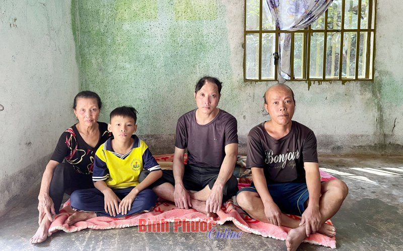 Mẹ già nặng gánh đôi vai