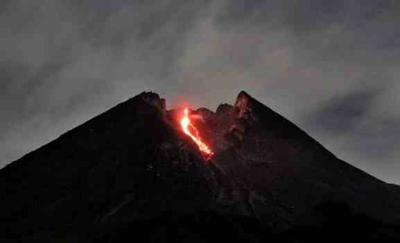 Indonesia: Núi lửa Merapi tỉnh giấc đe dọa cuộc sống người dân Indonesia: Núi lửa Merapi tỉnh giấc đe dọa cuộc sống người dân