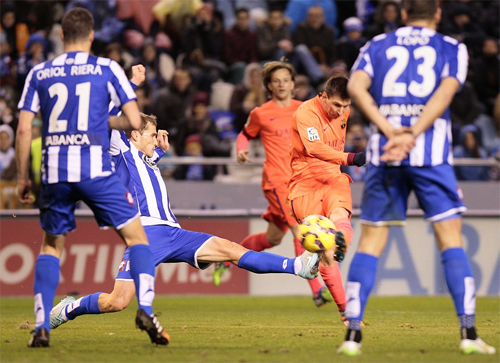 Messi lập hat-trick thứ 30, Barca bám sát Real