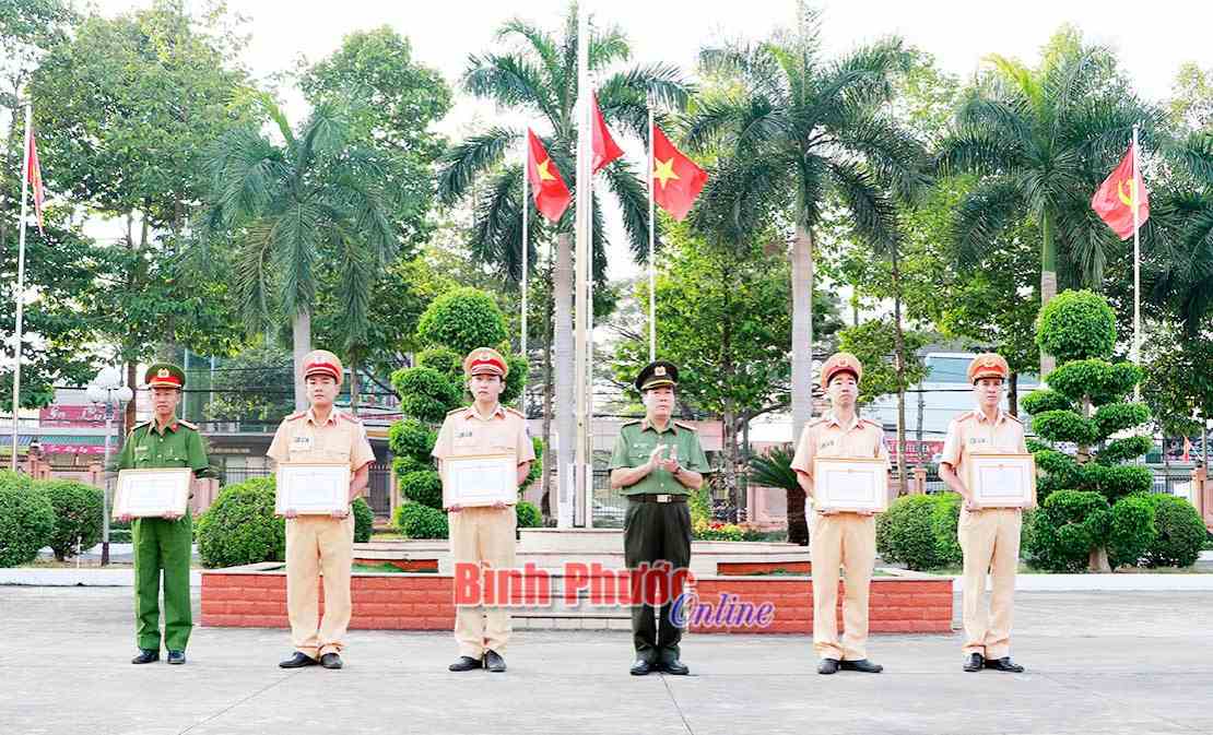 Khen thưởng đột xuất 5 cá nhân đấu tranh phòng, chống tội phạm