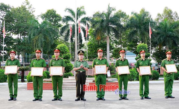 Khen thưởng trong đấu tranh phòng, chống tội phạm Khen thưởng trong đấu tranh phòng, chống tội phạm
