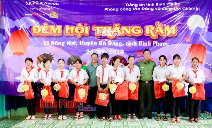 100 phần quà dành tặng trẻ em nghèo xã Đồng Nai dịp trung thu