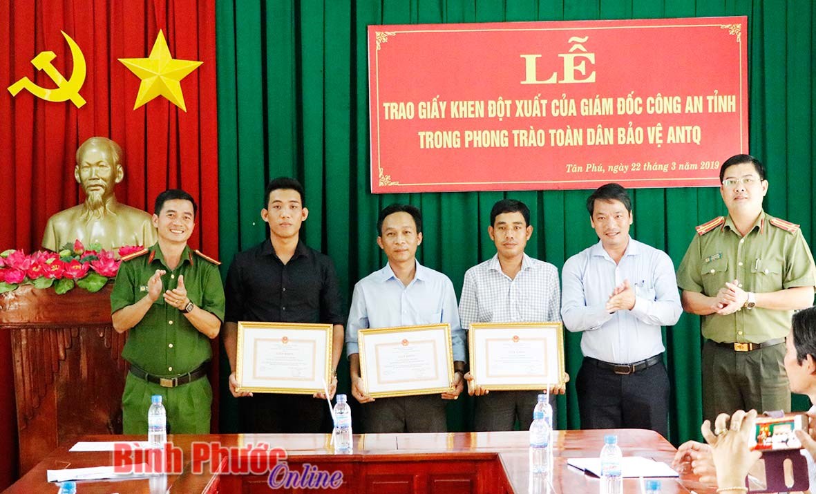 Khen đột xuất 3 quần chúng bắt trộm Khen đột xuất 3 quần chúng bắt trộm