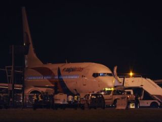 Máy bay Malaysia Airlines hạ cánh khẩn cấp vì... nổ lốp