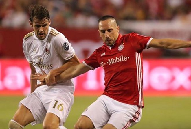 AC Milan đánh bại Bayern Munich sau màn "đấu súng" may rủi