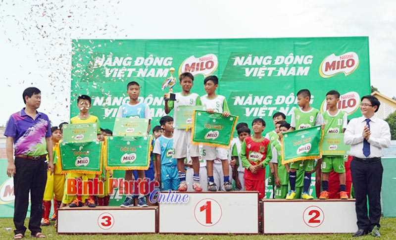 Cúp Milo lần thứ 15-2017 trao giải vua phá lưới cho Điểu Di Cúp Milo lần thứ 15-2017 trao giải vua phá lưới cho Điểu Di