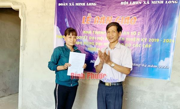 Bàn giao nhà thanh niên cho hộ chị Trần Thị Mỹ Hạnh Bàn giao nhà thanh niên cho hộ chị Trần Thị Mỹ Hạnh