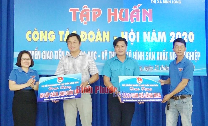 Trao mô hình chuyển giao tiến bộ khoa học kỹ thuật cho thanh niên khởi nghiệp