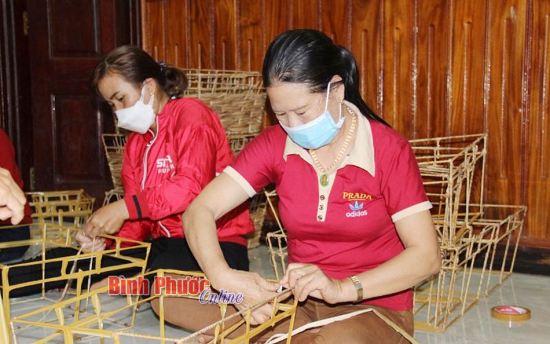 Mở rộng nghề đan giỏ lục bình ở Hưng Phước Mở rộng nghề đan giỏ lục bình ở Hưng Phước