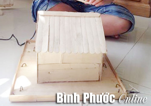 Vũ Duy Khang với mô hình lưới chống tốc mái nhà Vũ Duy Khang với mô hình lưới chống tốc mái nhà