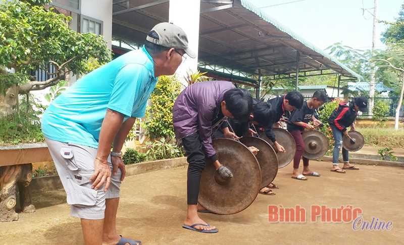 Mở lớp dạy cồng, chiêng cho học sinh Trường THCS Bù Gia Mập Mở lớp dạy cồng, chiêng cho học sinh Trường THCS Bù Gia Mập