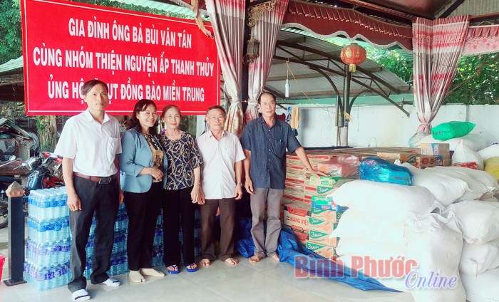 Tiếp nhận gần 500 triệu đồng ủng hộ đồng bào miền Trung bị lũ lụt Tiếp nhận gần 500 triệu đồng ủng hộ đồng bào miền Trung bị lũ lụt