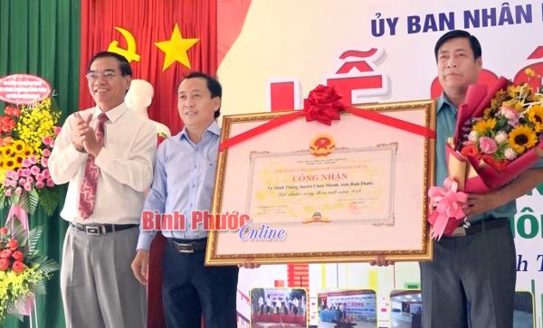 Minh Thắng đón bằng công nhận đạt chuẩn NTM Minh Thắng đón bằng công nhận đạt chuẩn NTM