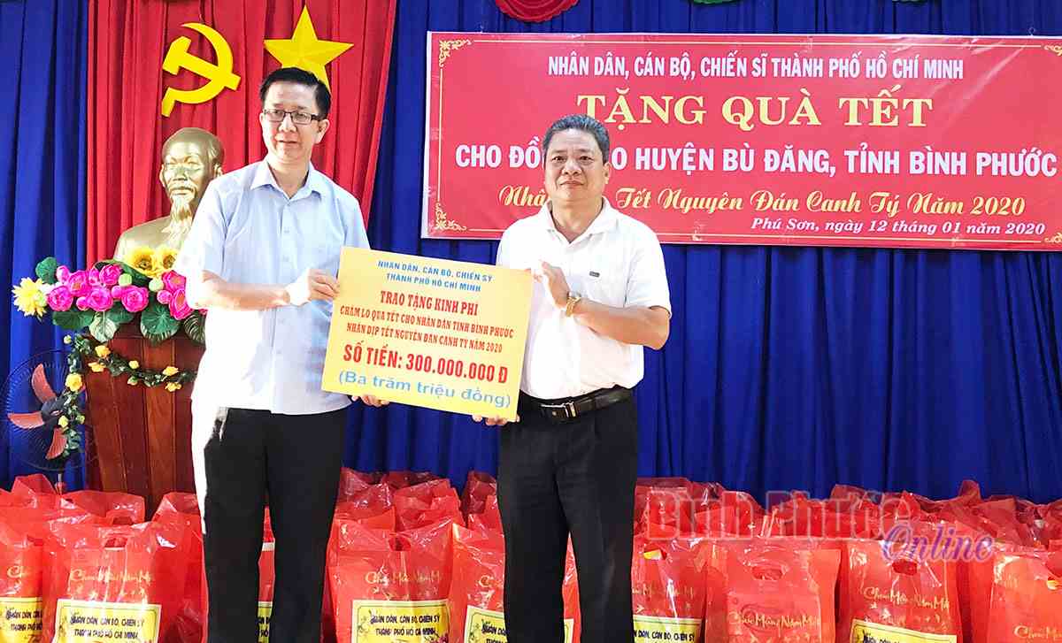 MTTQ vận động tặng 71.445 phần quà tết cho người nghèo MTTQ vận động tặng 71.445 phần quà tết cho người nghèo