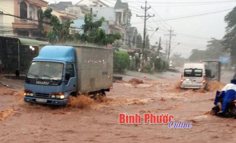 Mưa lớn, nhiều đoạn đường ở Lộc Ninh, Hớn Quản ngập nặng Mưa lớn, nhiều đoạn đường ở Lộc Ninh, Hớn Quản ngập nặng